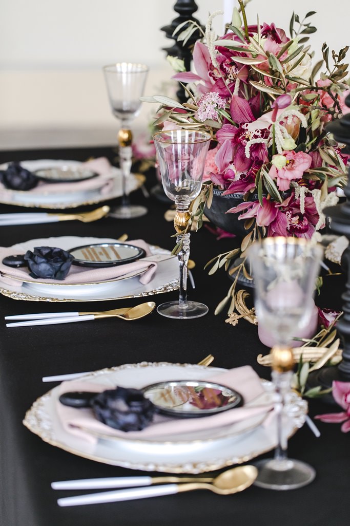 elegante Hochzeitsdekoration für einen Tisch in schwarz, rosa und gold