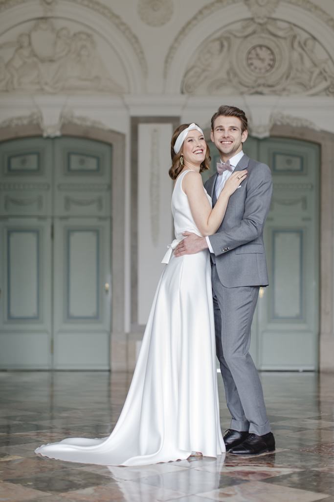 Hochzeitsfoto von Braut und Bräutigam Arm in Arm auf Schloss Benrath