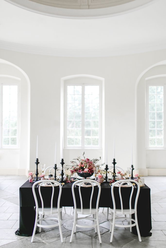 elegant gedeckter Tisch als Teil einer Hochzeitsinspiration in Schwarz