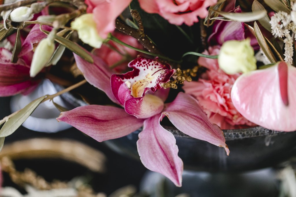 Nahaufnahme von rosafarbenen Blumen einer Hochzeitstischdeko