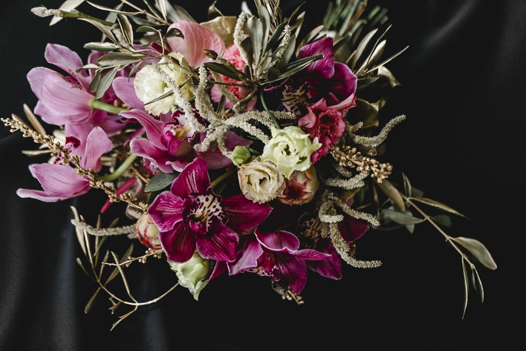 Blumengesteck in Rosa und Gold als Teil einer Hochzeitstischdeko