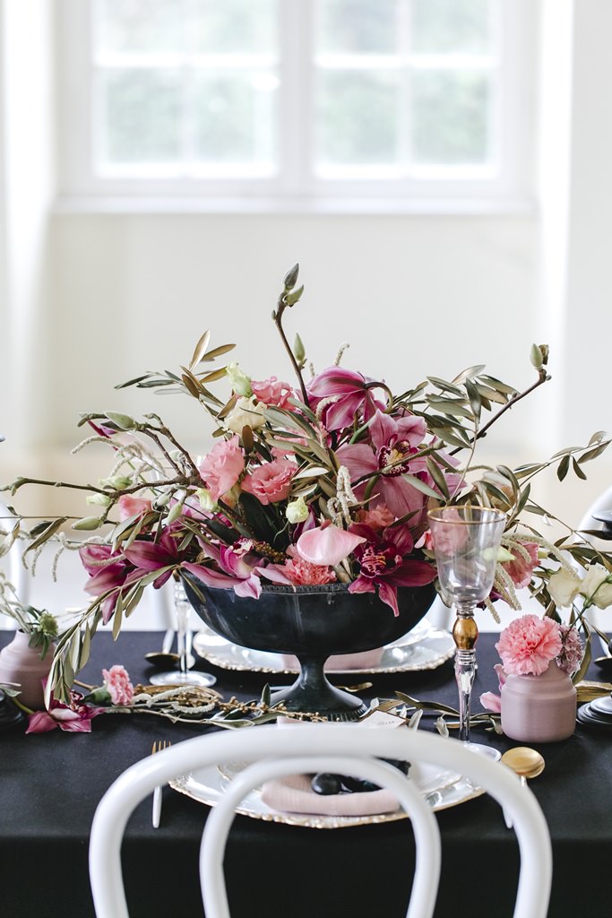rosafarbene Blumen als Centerpiece einer eleganten Tischdekoration