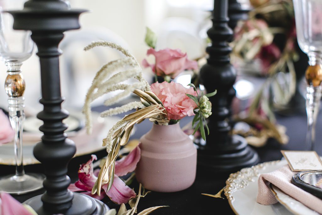 elegante Tischdeko mit schwarzen Kerzenleuchtern und rosafarbener Vase