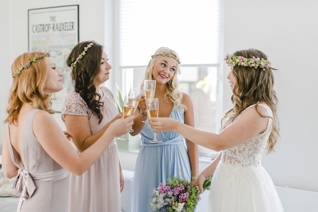 Hochzeitsfotoidee: Die Braut stößt mit ihren Brautjungfern an