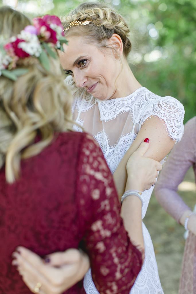 Hochzeitsfotoidee: Die Braut umarmt eine Brautjungfer