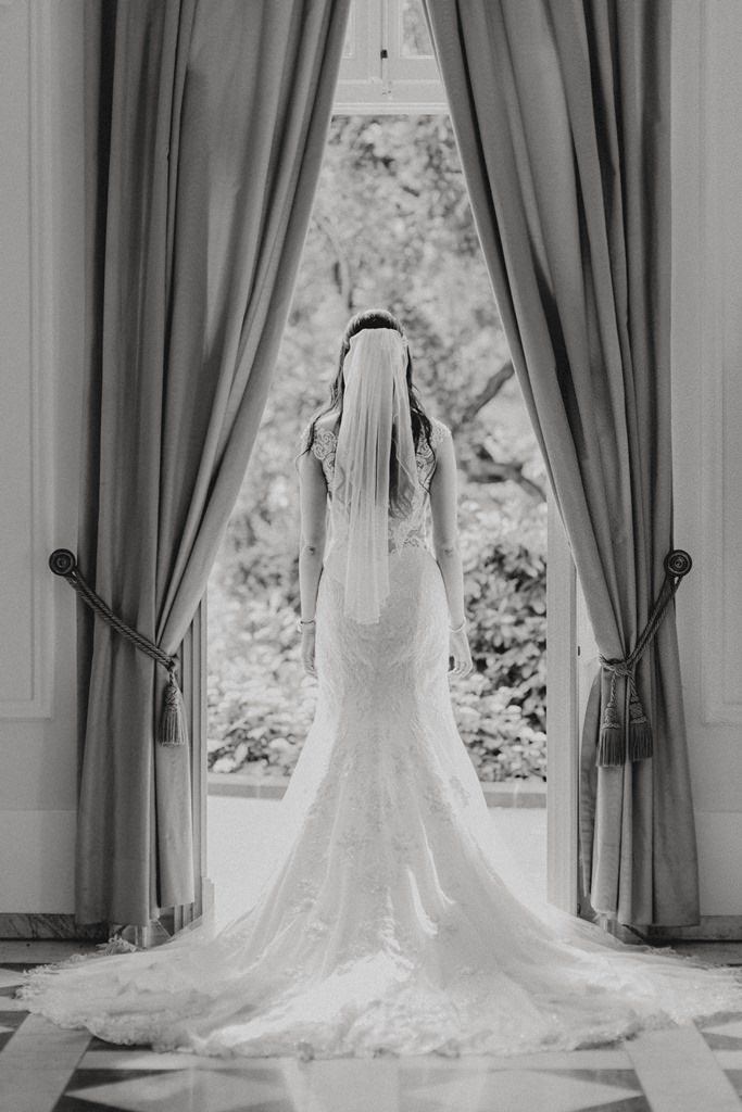 Hochzeitsfoto Idee: Schwarz Weiß Portrait der Braut in ihrem Brautkleid von hinten