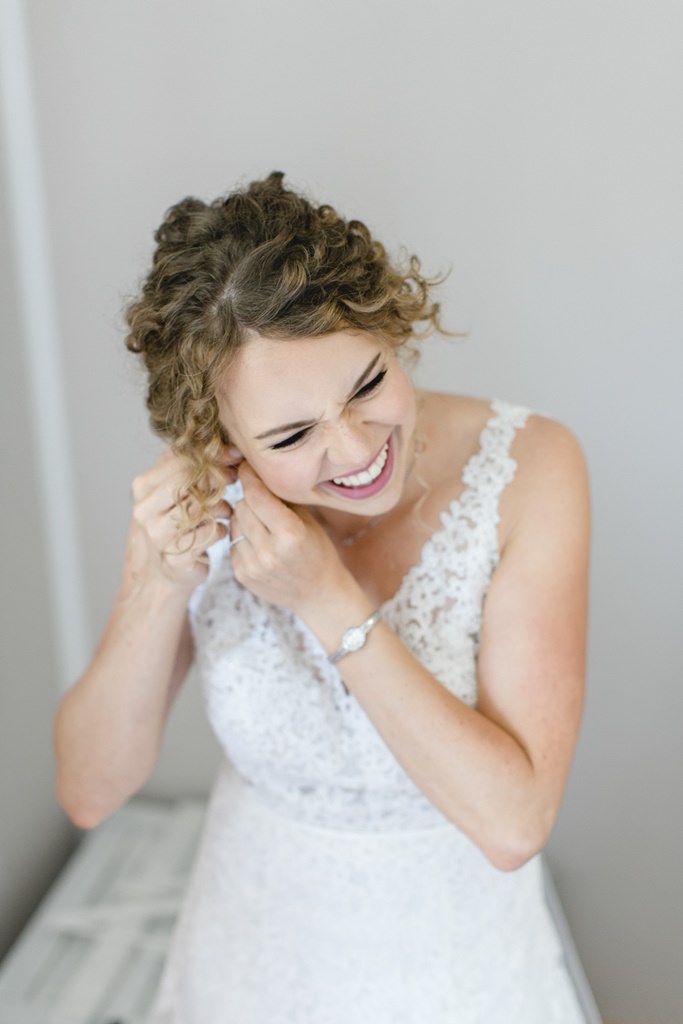 Hochzeitsfoto Idee vom Getting Ready: Die Braut legt ihren Schmuck an