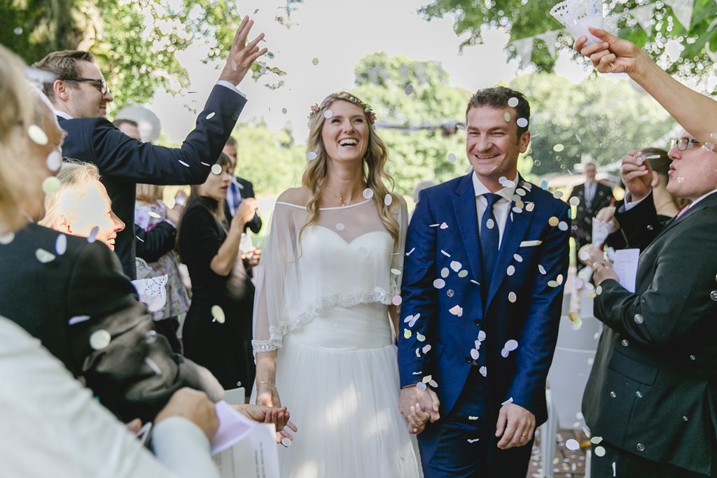 Hochzeitsfoto Idee: Nach der Trauung werfen die Hochzeitsgäste Konfetti über das Brautpaar