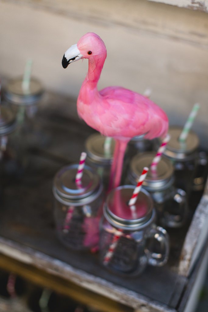 Hochzeitsfoto einer Limo Bar mit Flamingo Deko