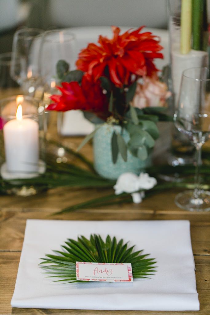 Hochzeitsfoto von tropischer Tischdeko