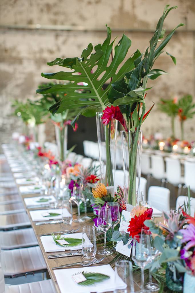 Hochzeitsfoto einer Tischdeko mit ausgefallenen tropischen Blumen