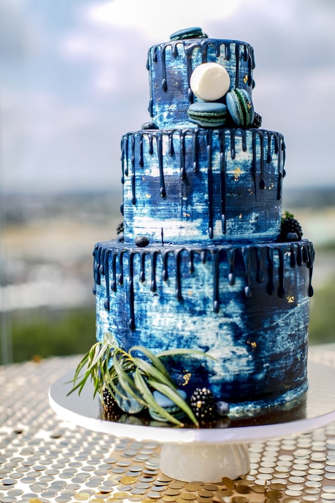 Drip Cake Hochzeitstorte in Blau | Foto von Hanna Witte Hochzeitsreportagen