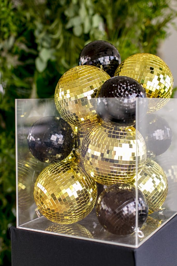 kleine Discokugeln in gold und schwarz als Hochzeitsdeko | Foto von Hanna Witte Hochzeitsreportagen