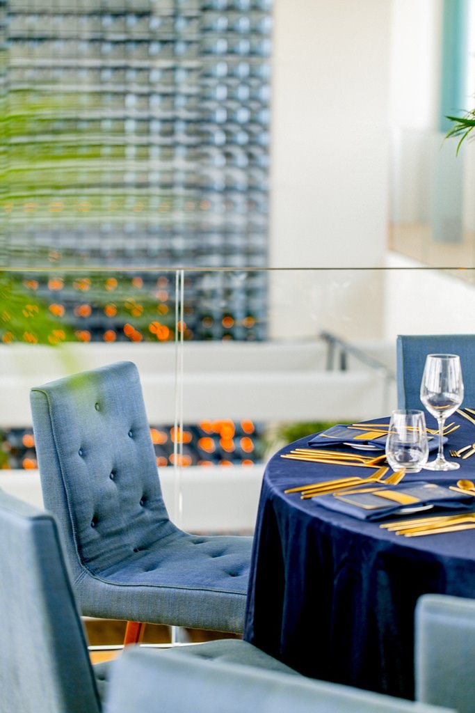 Hochzeitsdeko mit blauen Stühlen und blauen Tischdecken