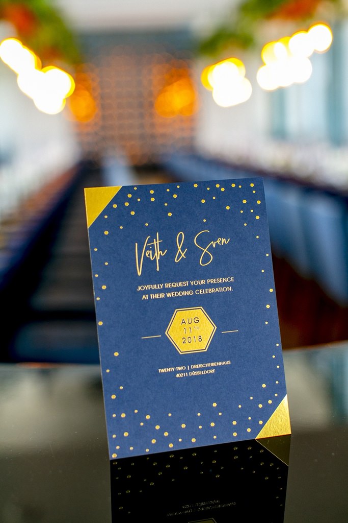 Letterpress Hochzeitseinladung in dunkelblau und gold | Foto von Hanna Witte Hochzeitsreportagen