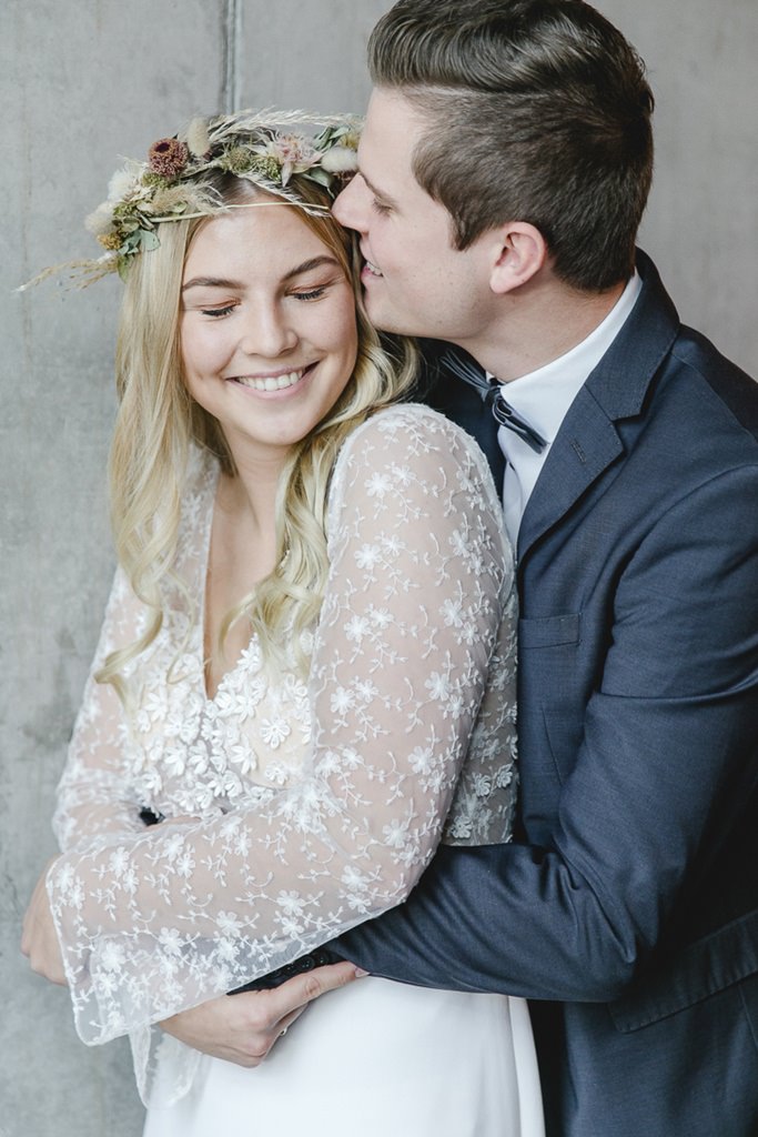 der Bräutigam gibt der Braut einen zärtlichen Kuss auf die Stirn | Foto aufgenommen beim Hochzeitsfotografie Workshop von Fotografin Hanna Witte für den bpp
