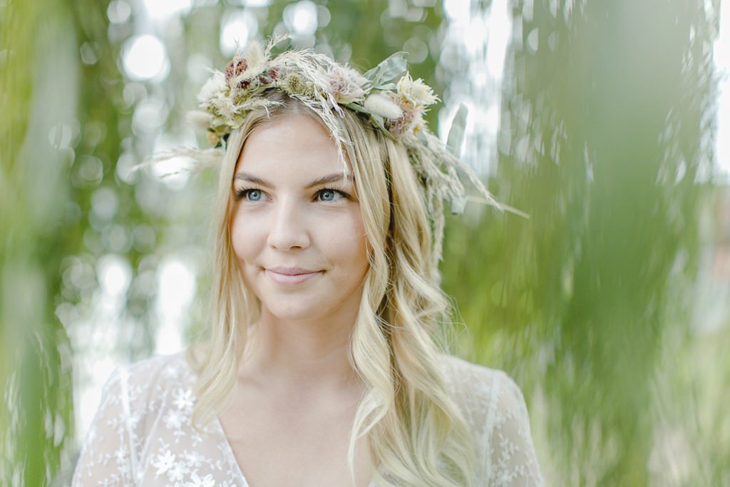 natürliches Portrait einer Braut mit Blumenkranz im Haar | Foto aufgenommen beim Hochzeitsfotografie Workshop von Fotografin Hanna Witte für den bpp