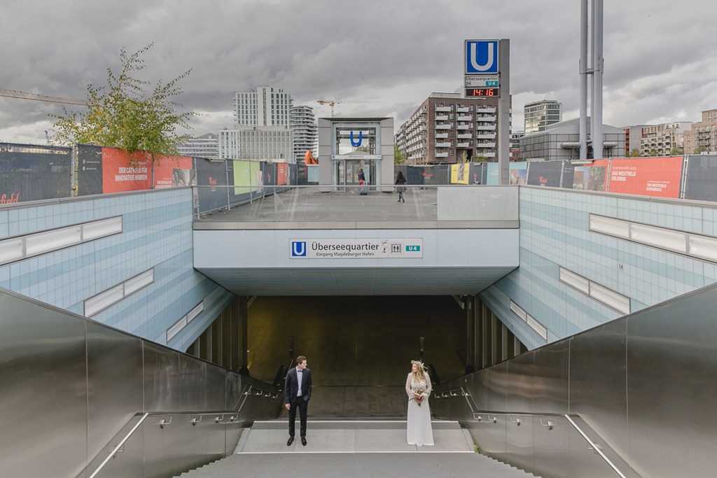 Brautpaarfoto auf den Treppen einer U-Bahn Station in Hamburg | Foto aufgenommen beim Hochzeitsfotografie Workshop von Fotografin Hanna Witte für den bpp