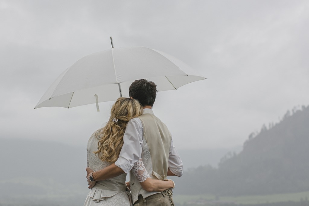 Braut und Bräutigam stehen Arm in Arm unter einem Regenschirm | aufgenommen beim Hochzeitsfotografie Workshop von Fotografin Hanna Witte für den bpp