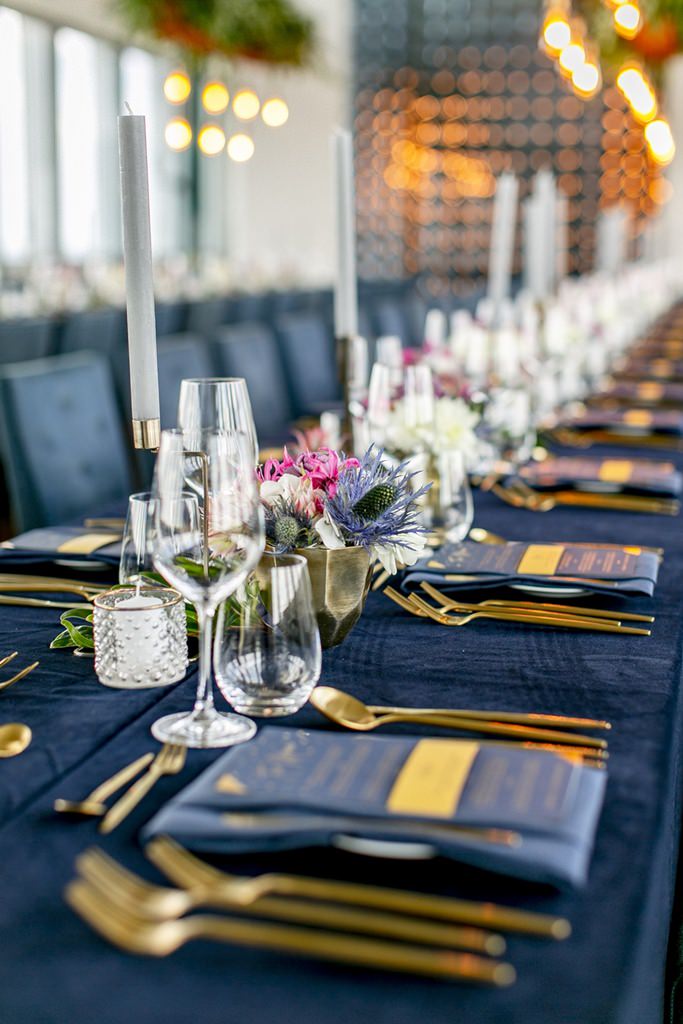 Besondere Tischdeko in dunkelblau und gold bei einer stylischen Lofthochzeit | Foto von Hanna Witte Hochzeitsreportagen