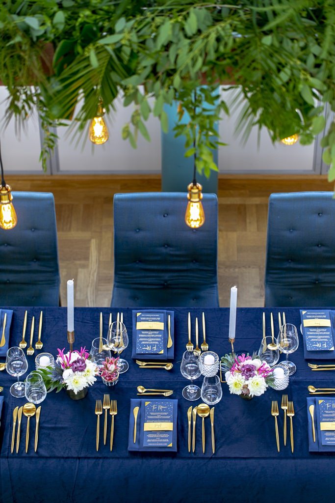 Tischdeko in dunkelblau und gold bei einer stylischen Lofthochzeit | Foto von Hanna Witte Hochzeitsreportagen