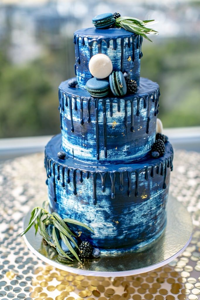 Semi Naked Cake Hochzeitstorte in blau mit Macarons als Deko | Foto von Hanna Witte Hochzeitsreportagen