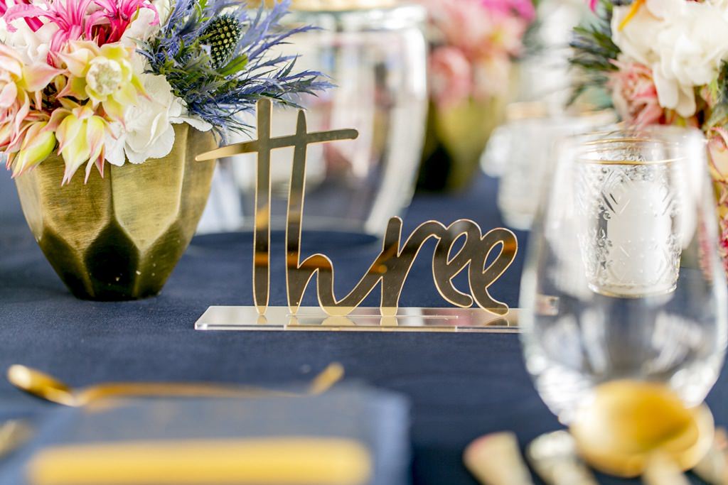 Lasercut Plexiglas Tischnummer in Gold | Foto von Hanna Witte Hochzeitsreportagen