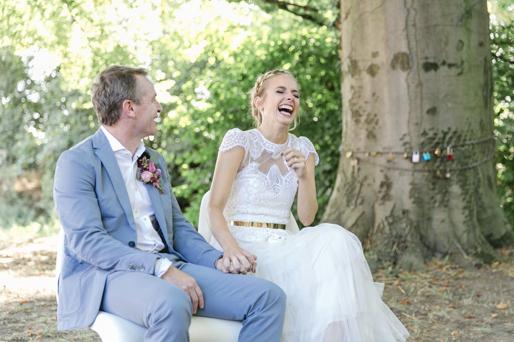die Braut lacht ausgelassen bei ihrer Freien Trauung auf Gut Hohenholz