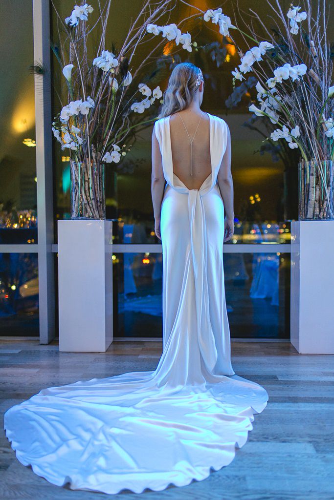 Brautkleid mit Schleppe und tiefem Rückenausschnitt | Foto: Hanna Witte