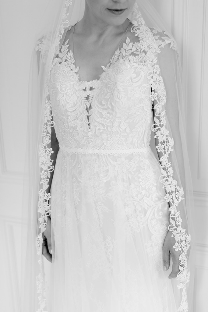 Brautkleid mit Spitze, Tüll und Schleier von Madeline Gardner | Foto von Hanna Witte