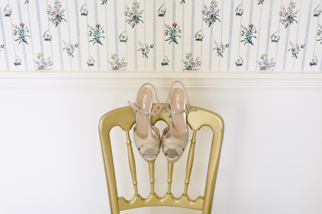 Getting Ready: Die Brautschuhe in Creme von Pollini hängen an einem Stuhl | Foto von Hanna Witte