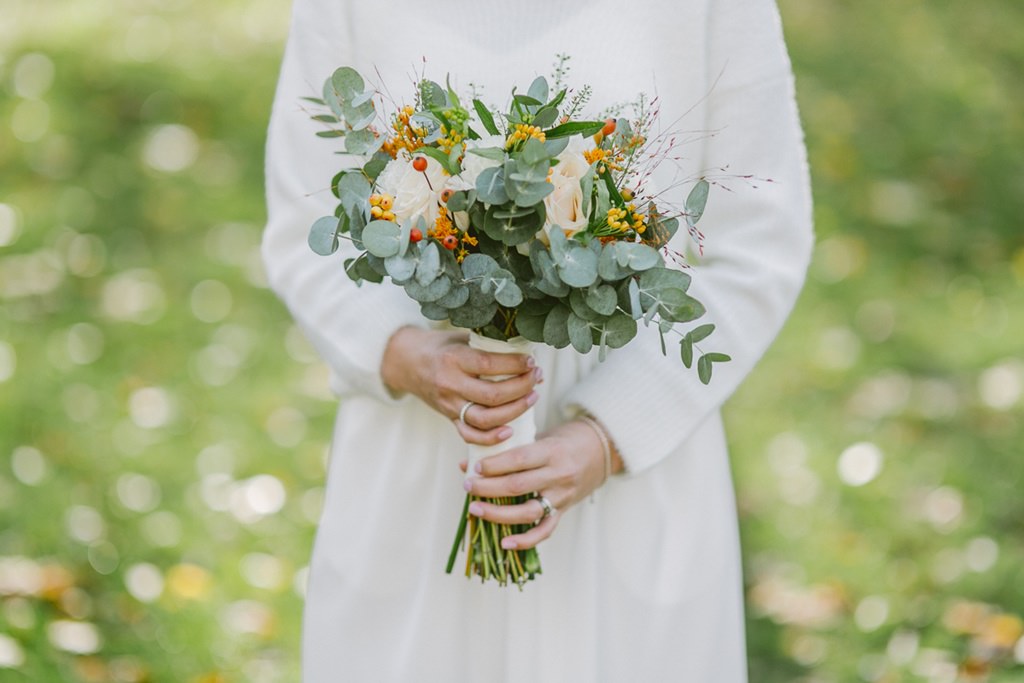 Brautstrauß mit Eukalyptus und weißen Pfingstrosen | Foto: Hanna Witte