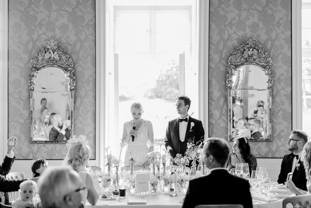 Hochzeitsfoto vom Brautpaar bei ihrer Hochzeitsfeier auf Schloss Körtlinghausen | Foto von Hanna Witte