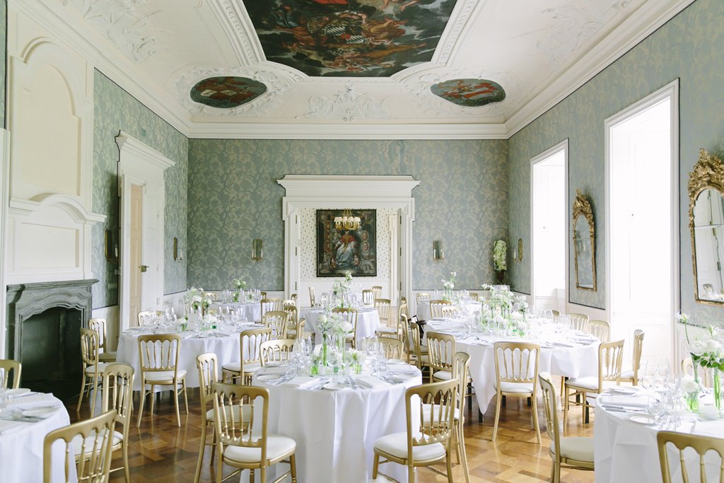 Hochzeitsdeko im großen Saal von Schloss Körtlinghausen | Foto von Hanna Witte