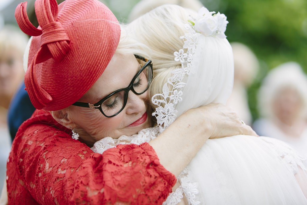 Hochzeitsfoto von der Braut mit ihrer Mutter | Foto von Hanna Witte