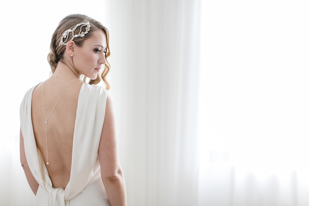 Braut mit einem Brautkleid mit tiefem Rückenausschnitt | Foto: Hanna Witte