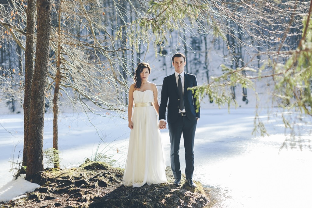Hochzeitsfoto von Braut und Bräutigam in einem verschneiten Wald | Foto: Hanna Witte