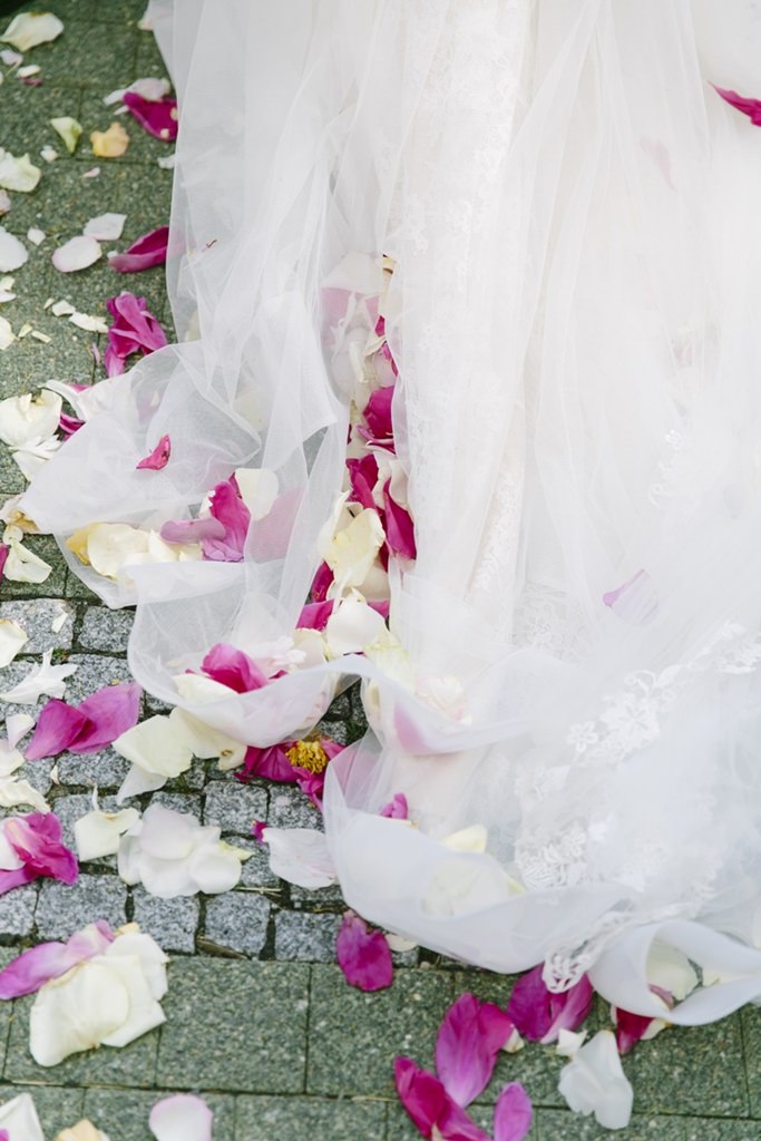 Rosenblätter im Brautkleid | Foto von Hanna Witte