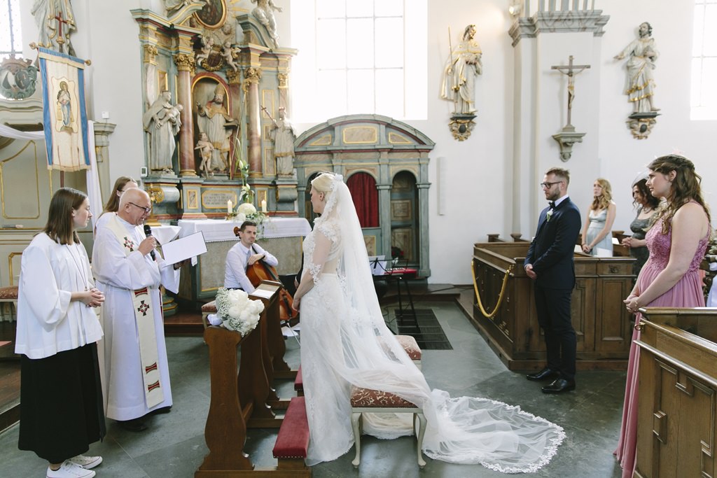 Hochzeitsfoto von Braut und Bräutigam bei der kirchlichen Trauung | Foto von Hanna Witte