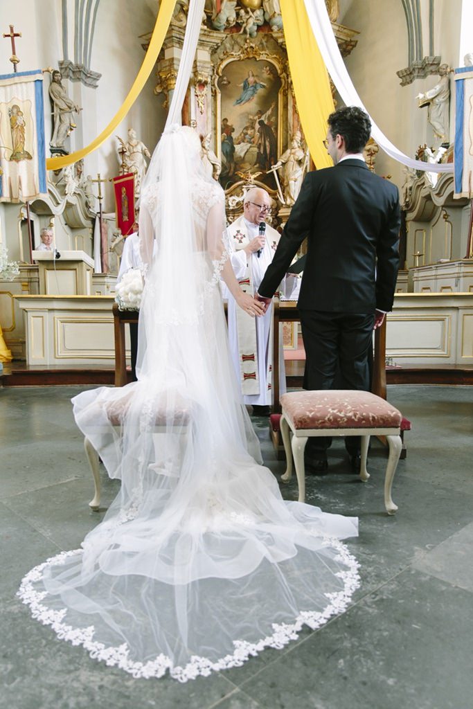 Hochzeitsfoto von Braut und Bräutigam beim Eheversprechen in der Kirche | Foto von Hanna Witte