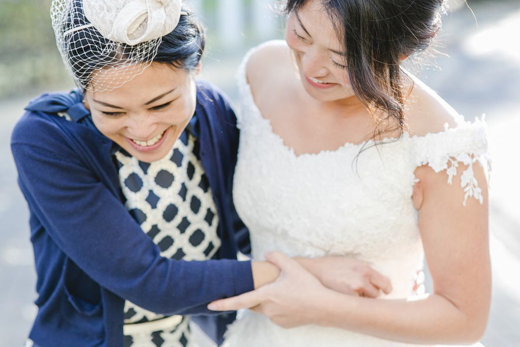 Hochzeitsfoto von einer Braut Arm in Arm mit ihrer Brautjungfer | Foto: Hanna Witte