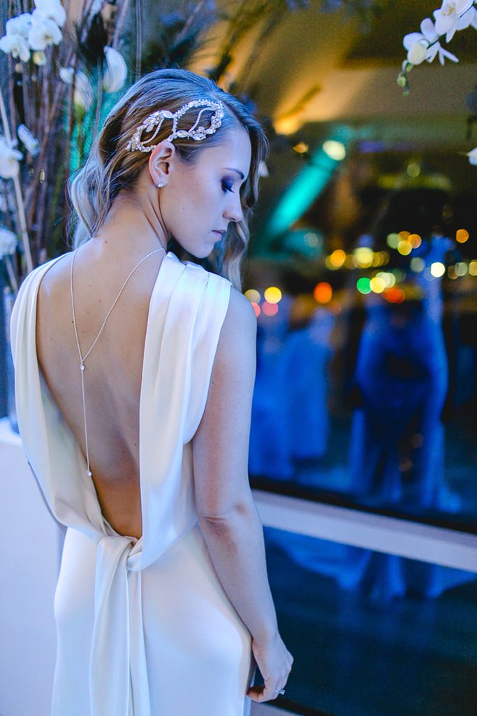 eine Braut in einem Brautkleid mit tiefem Rückenausschnitt | Foto: Hanna Witte