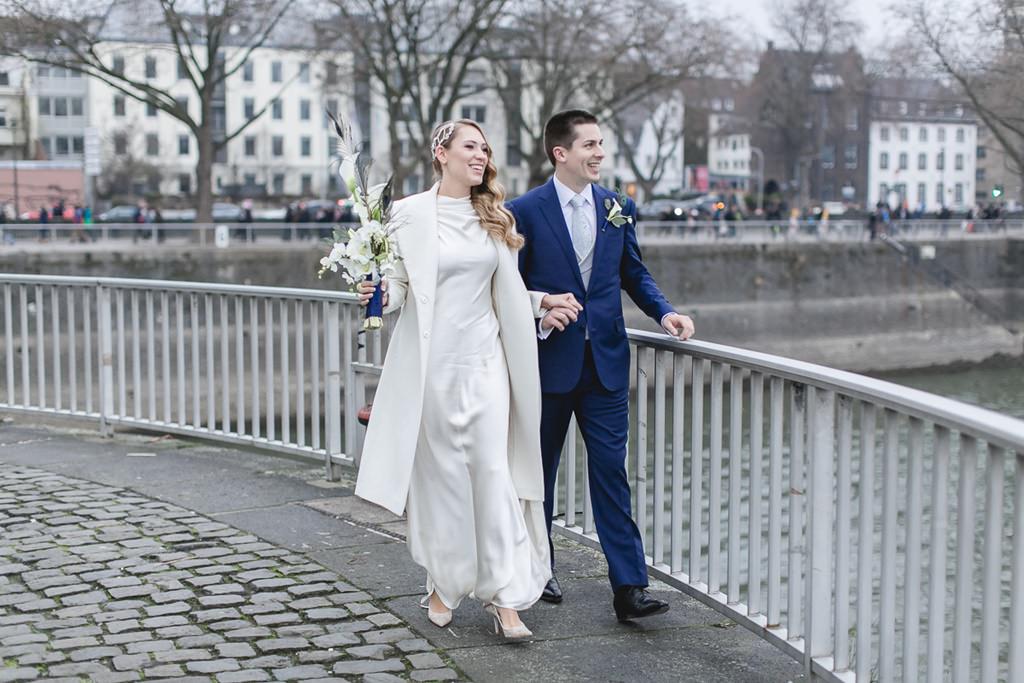Braut und Bräutigam laufen über eine Brücke | Foto: Hanna Witte