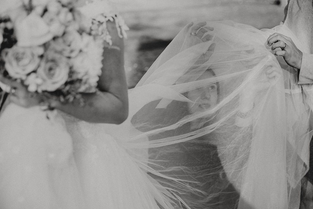 Hochzeitsfoto vom Getting Ready: Die letzten Handgriffe am Brautkleid | Foto: Hanna Witte