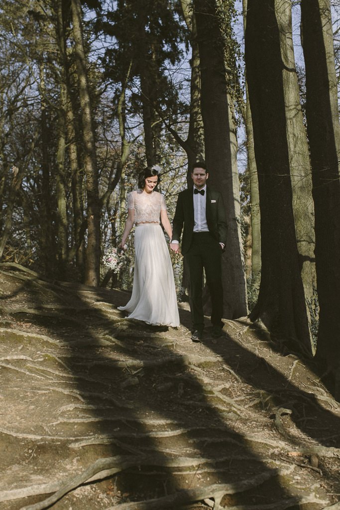 Paarshooting in der Natur mit einem Hochzeitsfoto von Braut und Bräutigam zwischen hohen Bäumen | Foto: Hanna Witte