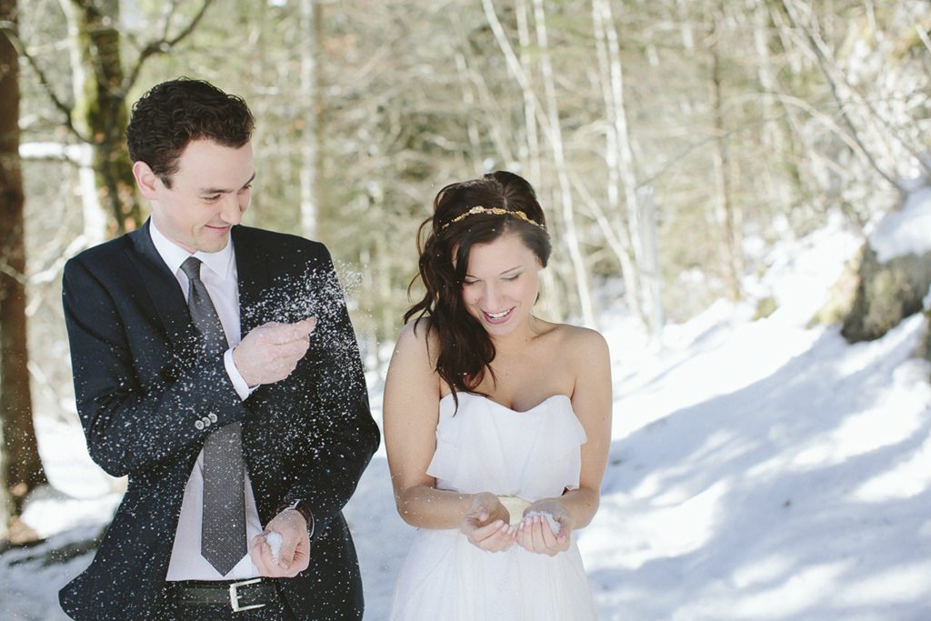 Lustige Paarfotoidee: Braut und Bräutigam spielen mit Schnee | Foto: Hanna Witte