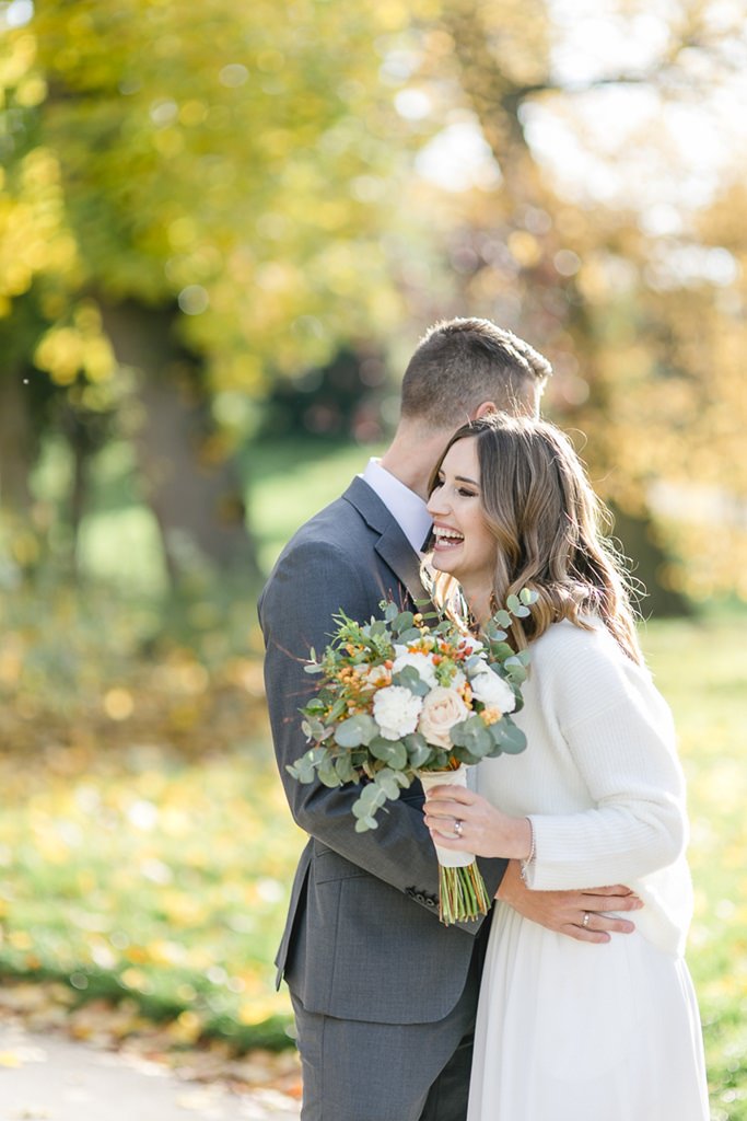 Paarfoto von Braut und Bräutigam draussen in einem Park voller Herbstlaub | Foto: Hanna Witte