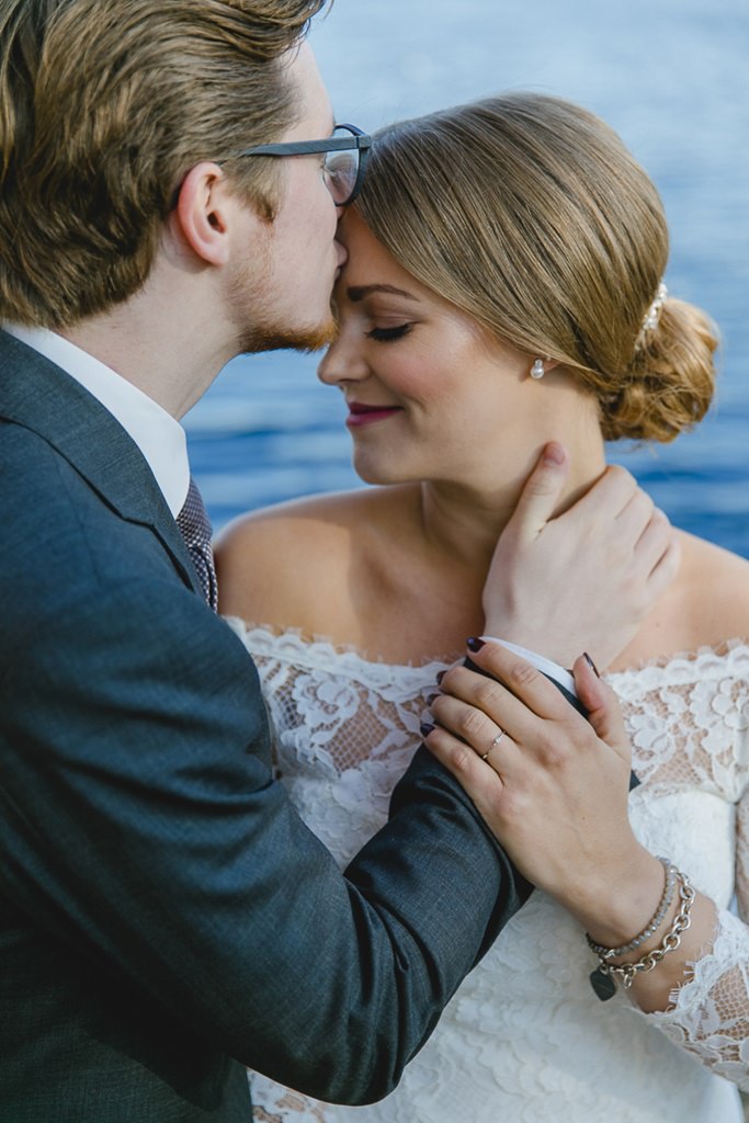 der Bräutigam küsst die Braut für das Hochzeitsfoto zärtlich auf die Stirn | Foto: Hanna Witte