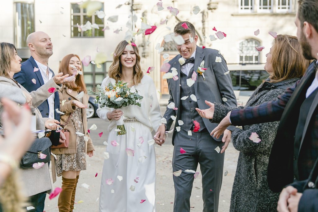 Braut und Bräutigam im Streublütenregen nach der standesamtlichen Hochzeit | Foto: Hanna Witte