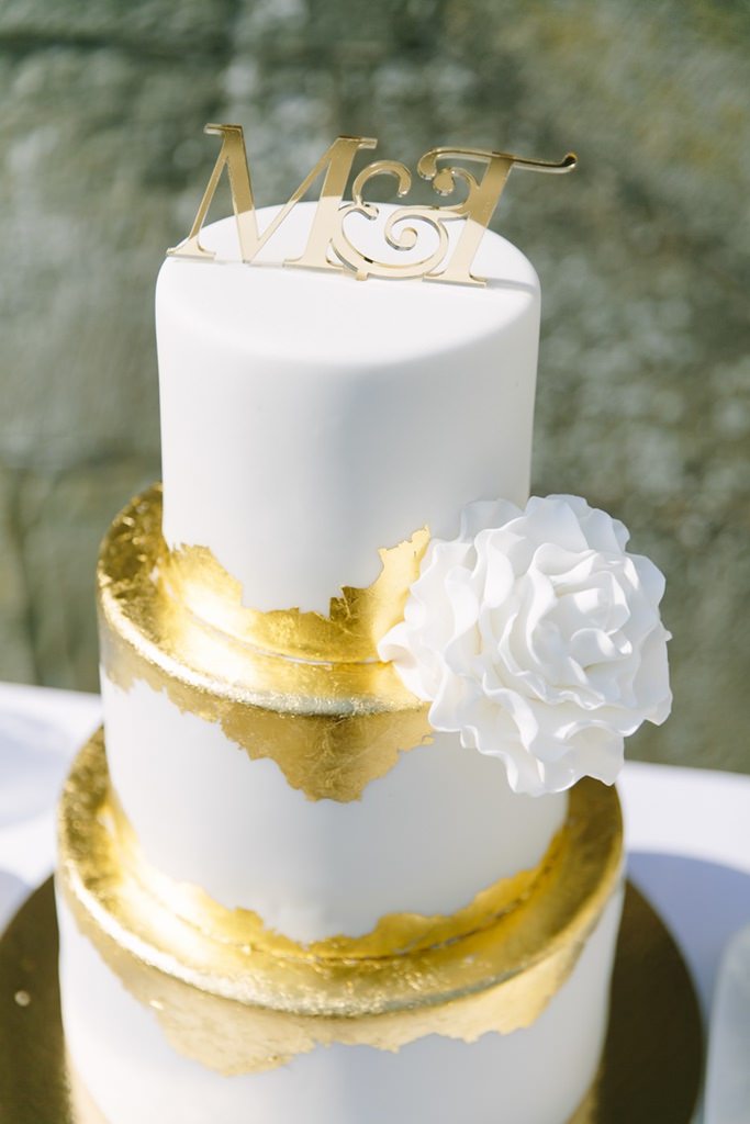 Weiße Hochzeitstorte mit Fondant, Blattgold und Cake Topper | Foto von Hanna Witte